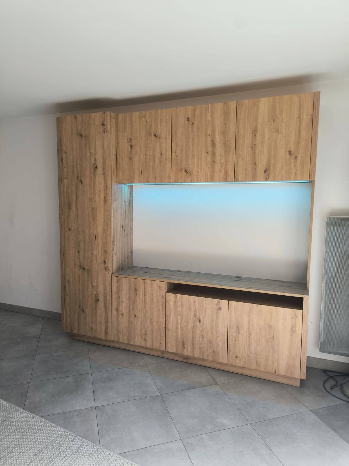 Fabrication sur mesure meuble de rangement et TV en chêne Egger à Villeneuve-Loubet Alpes Maritimes 06