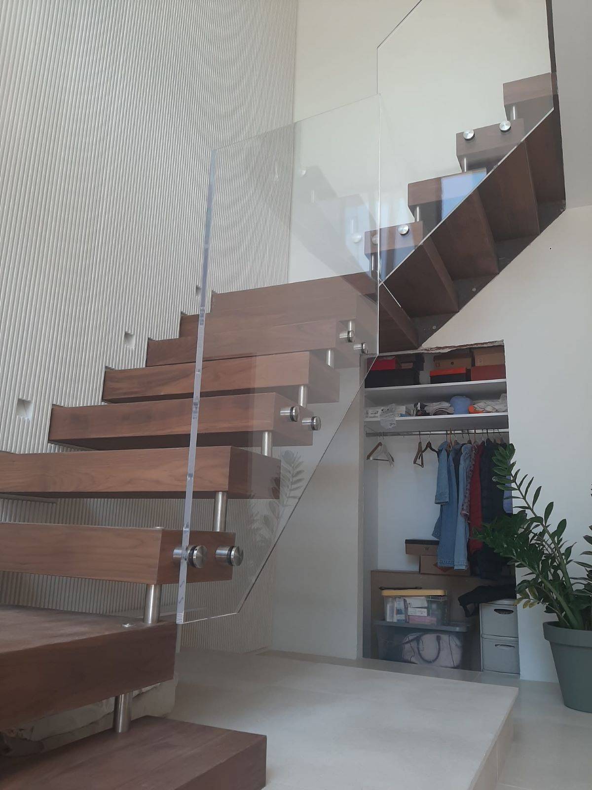 Escalier intérieur en bois en noyer US massif à Châteauneuf de Grasse, Alpes Maritimes