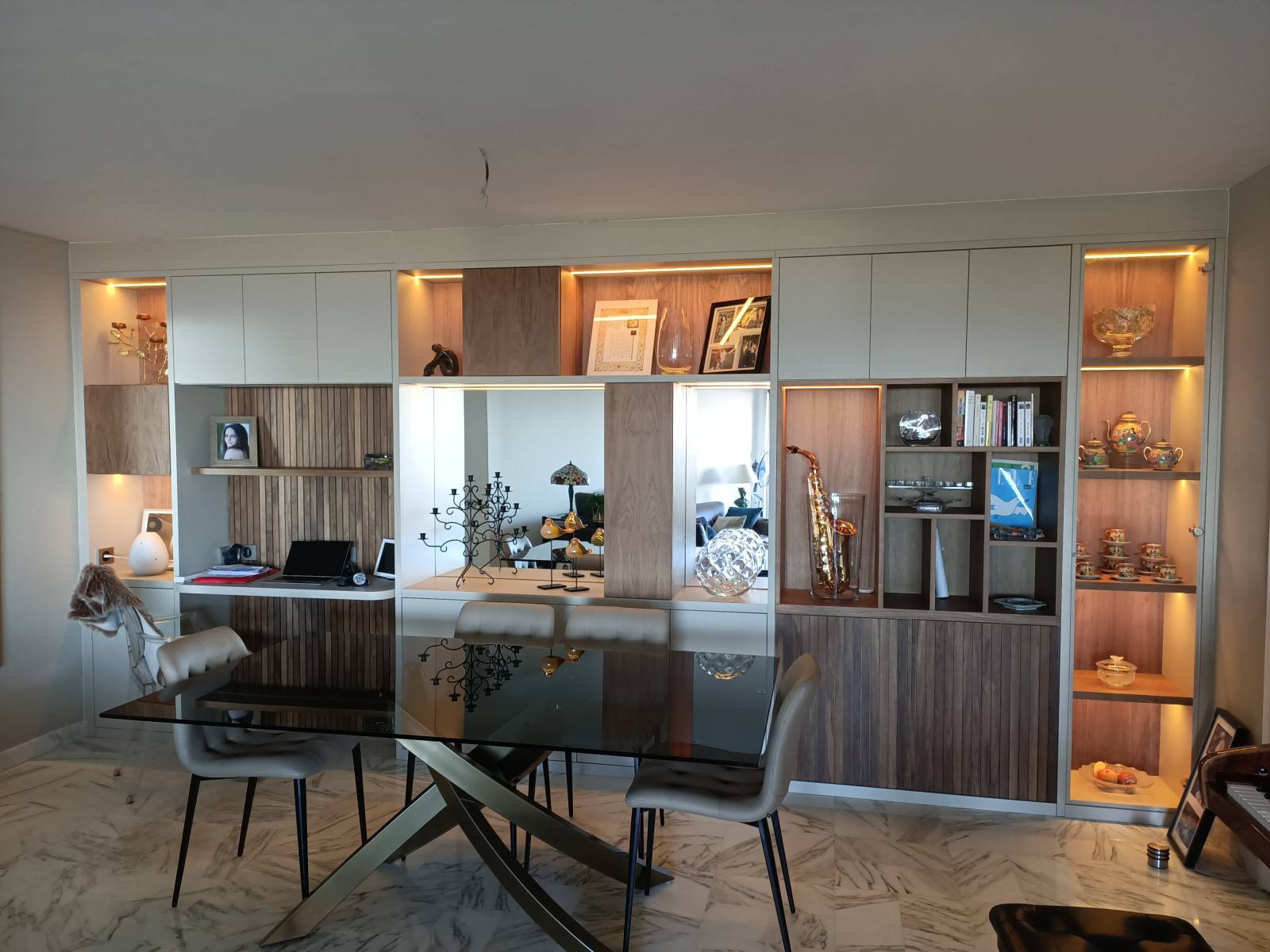 Fabrication artisanale d'un linéaire de bibliothèque sur mesure à Nice 