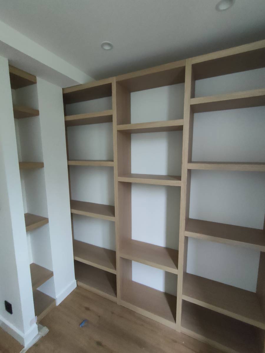 Bibliothèque sur me sure en mélaminé chêne à St Jeannet