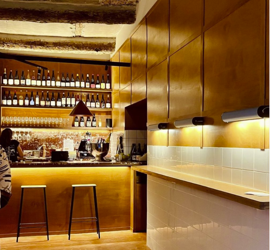 Aménagement d'un habillage mural à La Barrique en contreplaqué okoumé à Nice 