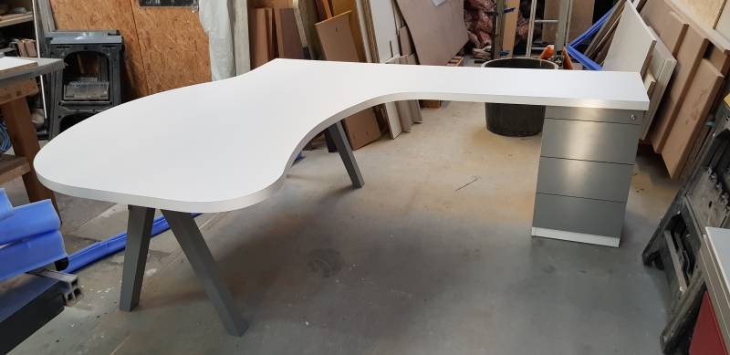 Fabrication d'un bureau original en bois pour Aplus Informatique à Nice 06