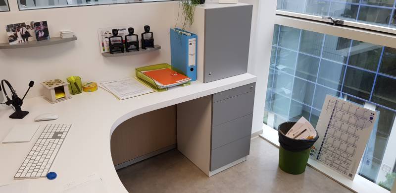 Création d'un bureau spacieux et fonctionnel pour l'entreprise Aplus Informatique avec rangements et tablettes décoratives à Nice 06