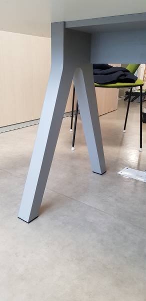 Création de pieds de bureau sur mesure en bois et peint pour Aplus Informatique à Nice 06