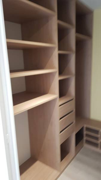Réalisation sur mesure d'un dressing avec penderies et tiroirs à Roquesteron