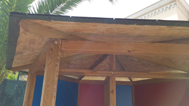 Création d'une cabane à toilettes extérieure en bois massif pour l'école Nazareth