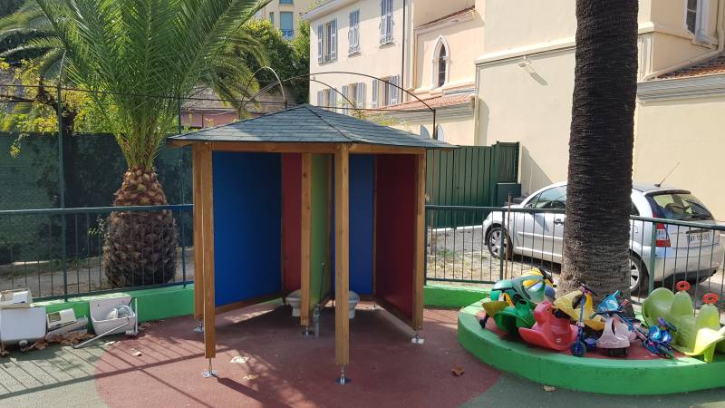 Installation sur mesure d'une cabane a toilettes en bois massif à Nice