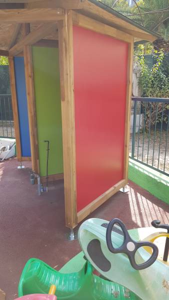 Fabrication sur mesure d'une cabane à toilettes extérieure pour l'école Nazareth à Nice 06