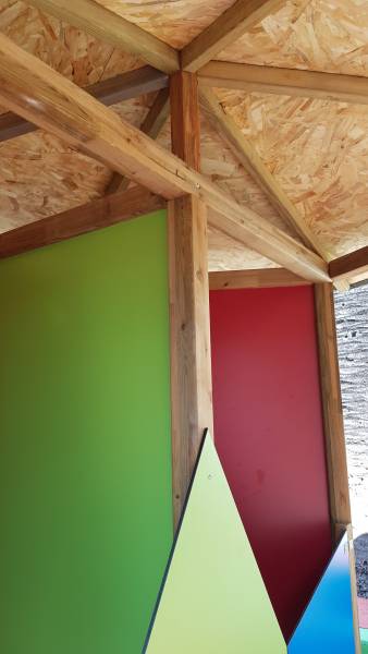Structure en bois massif d'une cabane à toilettes extérieure pour l'école Nazareth à Nice