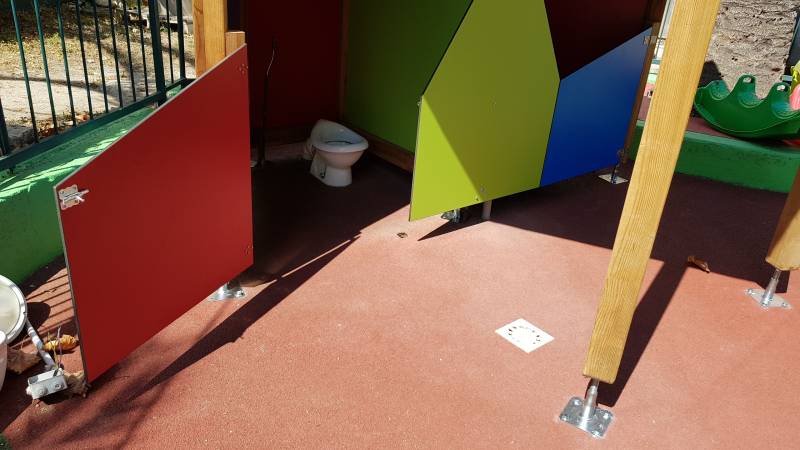 Fabrication sur mesure et originale d'une cabane à toilettes pour l'école Nazareth à Nice 06
