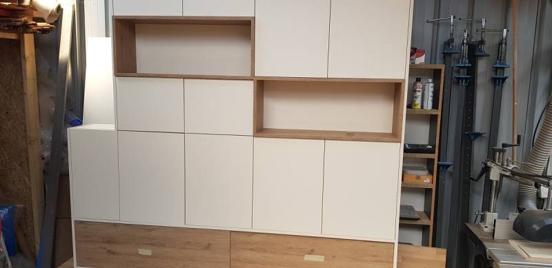 Fabrication d'une bibliothèque sur mesure avec niches décoratives intégrées en chêne à St Jeannet