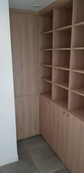 Fabrication sur mesure d'une bibliothèque avec étagères et rangements fermés à Nice