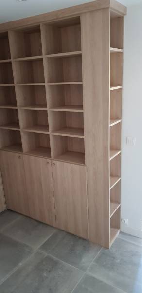 Création unique d'une bibliothèque en bois chêne fonctionnelle et unique à Nice