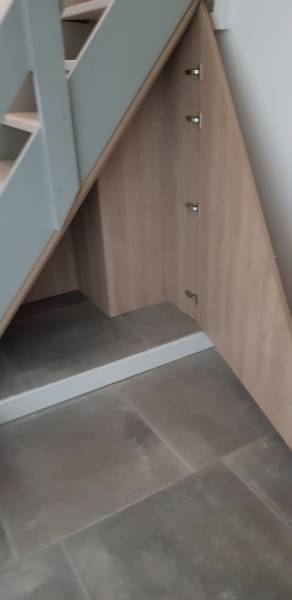 Rangements sous escalier sur mesure à Nice en bois chêne