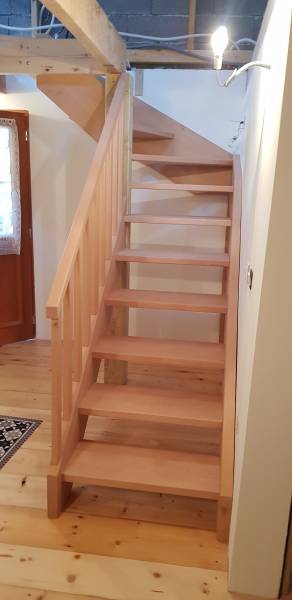 Escalier authentique réalisé en bois massif hêtre à Caille
