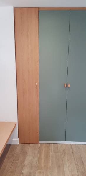 Création de portes de placards uniques et modernes en chêne et mélaminé à St Jeannet