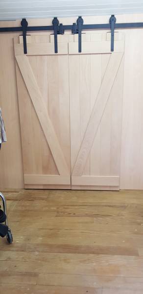 Système de portes coulissantes avec rails en appliques pour dressing sur mesure 