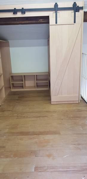 Création d'un dressing sous pente original et moderne avec portes coulissantes à Nice