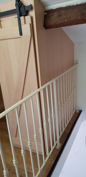 Dressing sous pente en bois hêtre sur mesure installé à Nice 