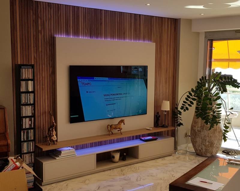 Installation d'un meuble télévision avec habillage mural en bois noyer us à Nice
