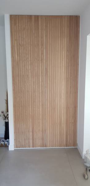 Fabrication d'un dressing en mélaminé blanc avec portes battantes en latté chêne