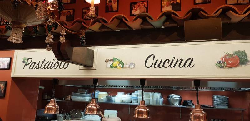 Rénovation d'un encadrement d'affichage décoratif au Mamo Restaurant à Antibes