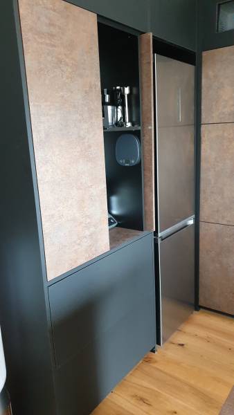 Portes de placard escamotables sur mesure dans une cuisine à Carros 06
