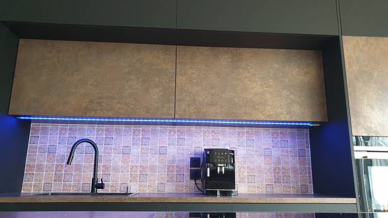 Intégration de LED dans une cuisine sur mesure en bois à Carros