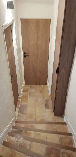 Portes de circulation en placage noyer US et avec des poignées de la marque Dauby