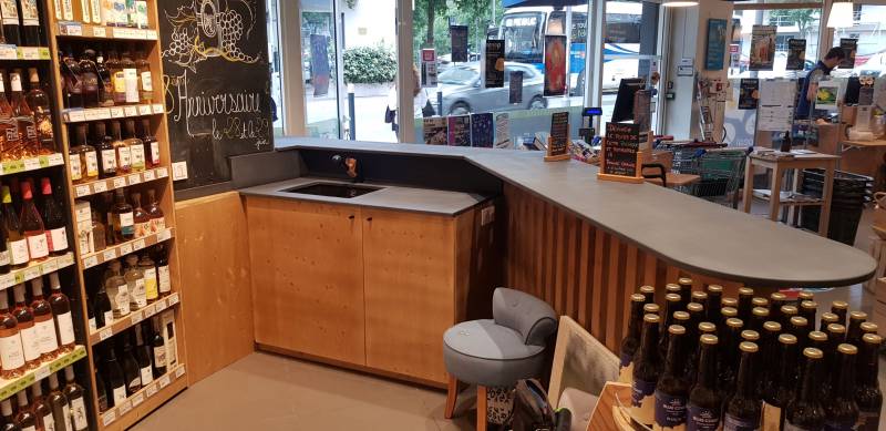 Fabrication et installation d'un comptoir et de présentoirs chez Biocoop à Vence