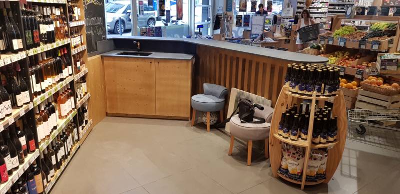 Fabrication et installation d'un comptoir et de présentoirschez Biocoop à Vence