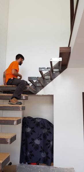 Escalier intérieur en bois en noyer US massif