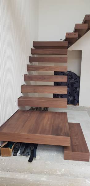 Escalier intérieur en bois en noyer US massif