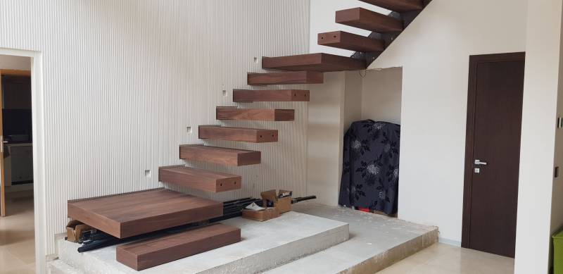 Escalier intérieur en bois en noyer US massif