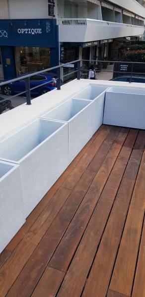 Fabrication sur mesure de banquettes extérieures et de cabanes à Cannes