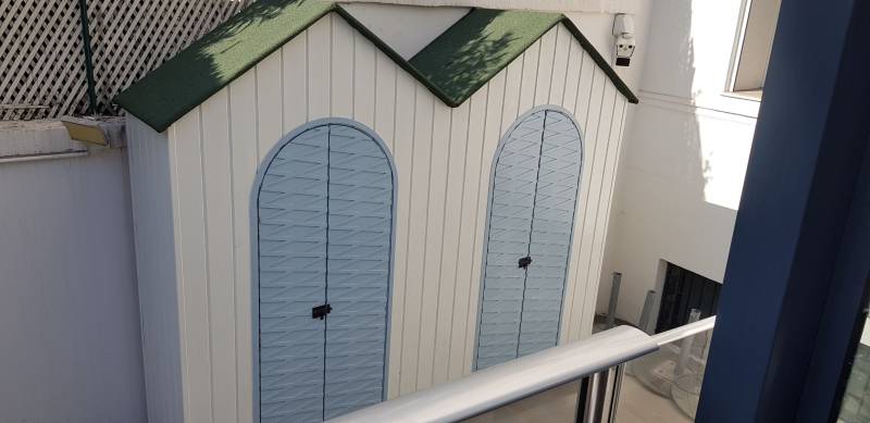 Fabrication sur mesure de banquettes extérieures et de cabanes à Cannes