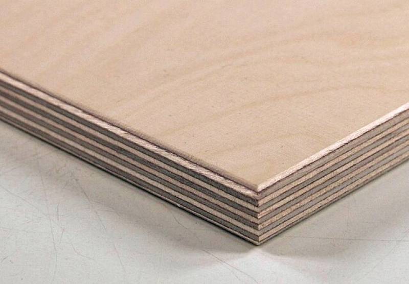 Panneau de contreplaqué utilisé dans la fabrication de mobilier à vernir.