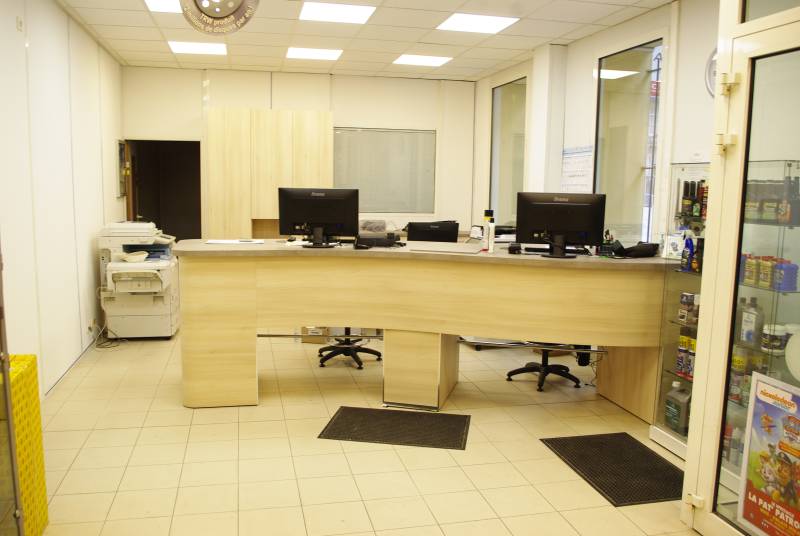 Fabrication d'une banque d'accueil sur mesure en bois pour entreprise Autoban à Nice 06