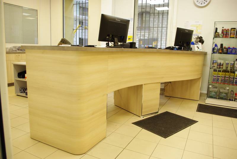 Banque d'accueil en bois contreplaqué cintrable sur mesure pour Autoban à Nice 06