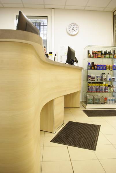 Réalisation d'une banque d'accueil en contreplaqué cintrable sur mesure à nice