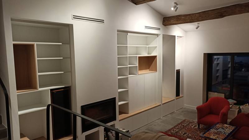 Niches décoratives en chêne dans une bibliothèque à St Jeannet avec rangement fermé pour la télévision