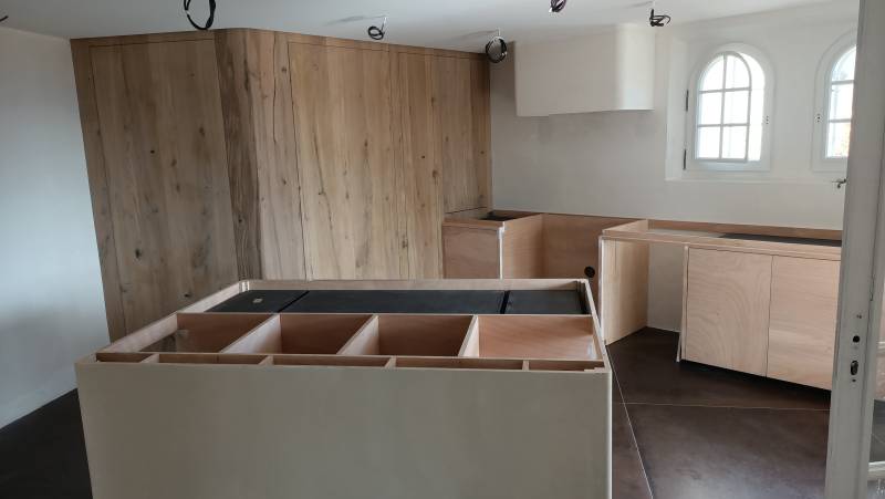 Cuisine unique et sur mesure avec un ilot central et colonne de rangement arrondie à Tourette sur Loup