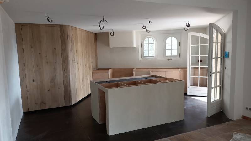 Installation d'une cuisine en médium finition béton ciré beige et plan de travail en céramique blanche à Tourette sur Loup