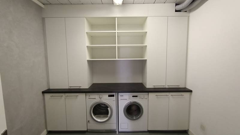 Fabrication de rangement dans une buanderie avec intégration de machine à laver et placards à Nice