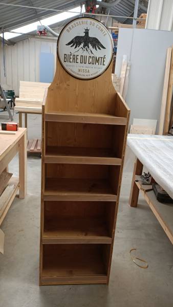 Modèle de présentoirs en bois de la Brasserie du Comté bières artisanales à Nice