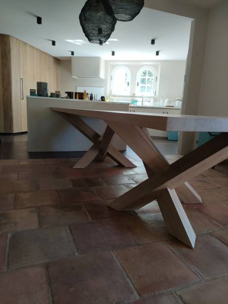 Table en chêne massif et ses deux pieds croisés sur mesure à Tourette sur Loup