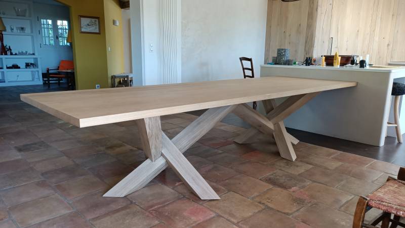 Modèle originale d'une table avec un plateau en chêne massif et deux pieds croisés en chêne massif à Tourette sur Loup