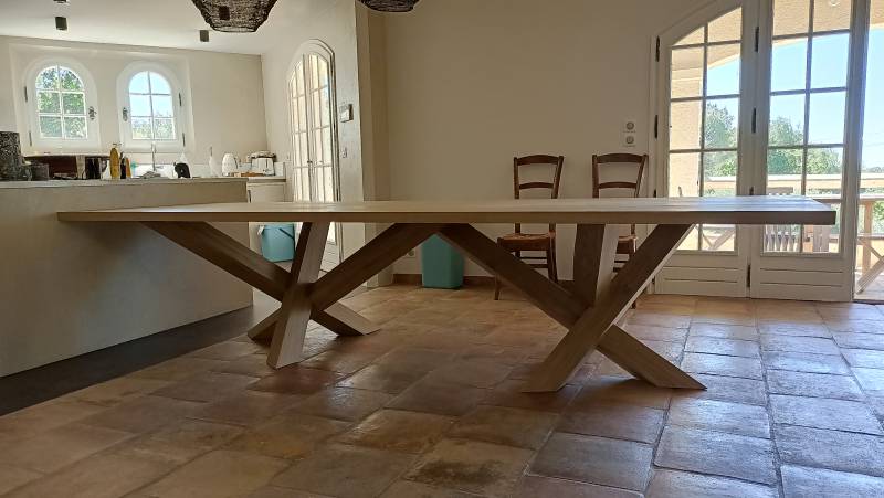 Installation d'une table sur mesure en bois massif à Tourette sur Loup