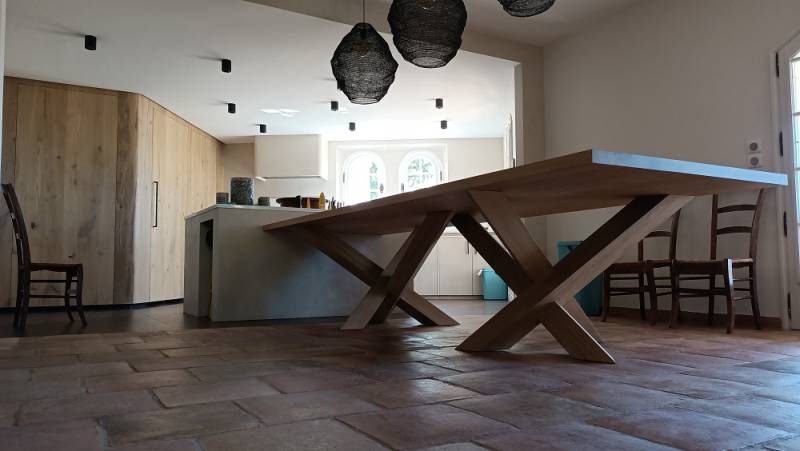 Création artisanale et unique d'une table en chêne massif sur Tourette sur Loup