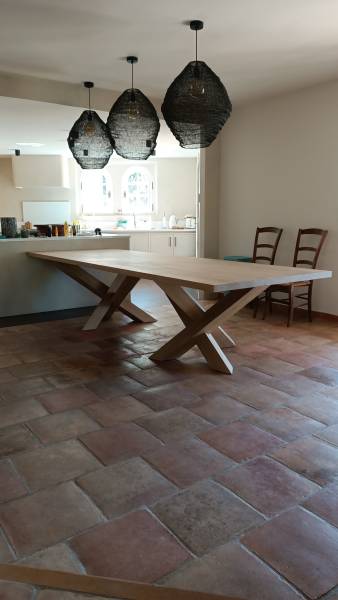 Modèle unique d'une table en chêne massif réalisé par Bois Création Menuiserie dans une villa à Tourette sur Loup 